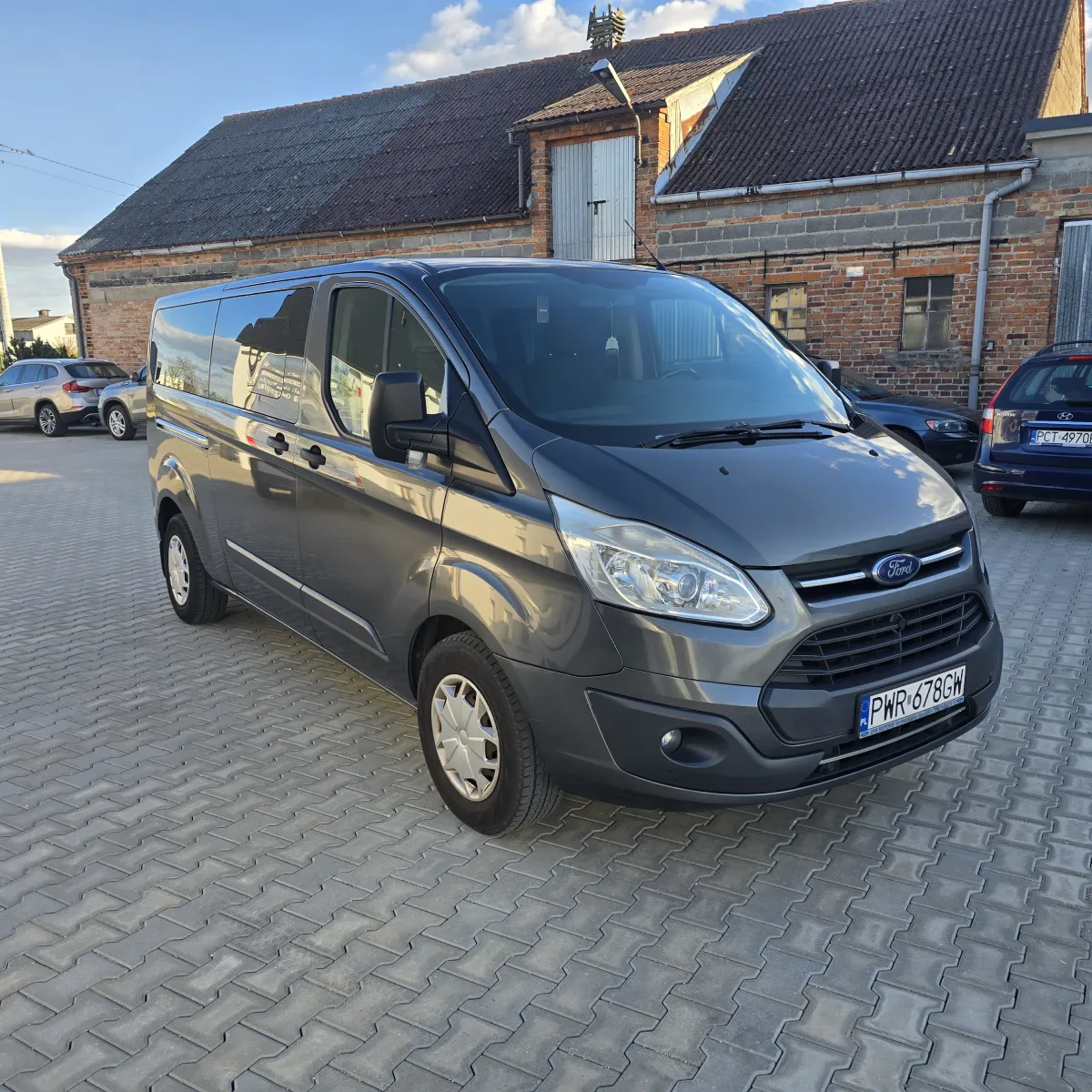 Wnętrze busa 9-osobowego — widok na fotele pasażerskie